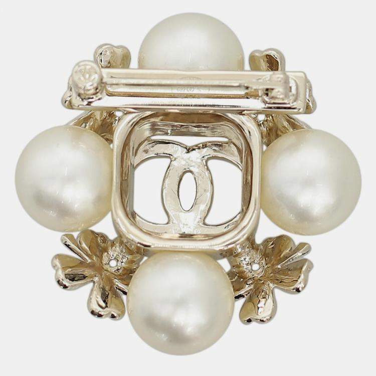 مملوكة مسبقًا Chanel CC Pearl Embellished Flower Brooch