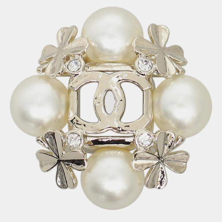 مملوكة مسبقًا Chanel CC Pearl Embellished Flower Brooch