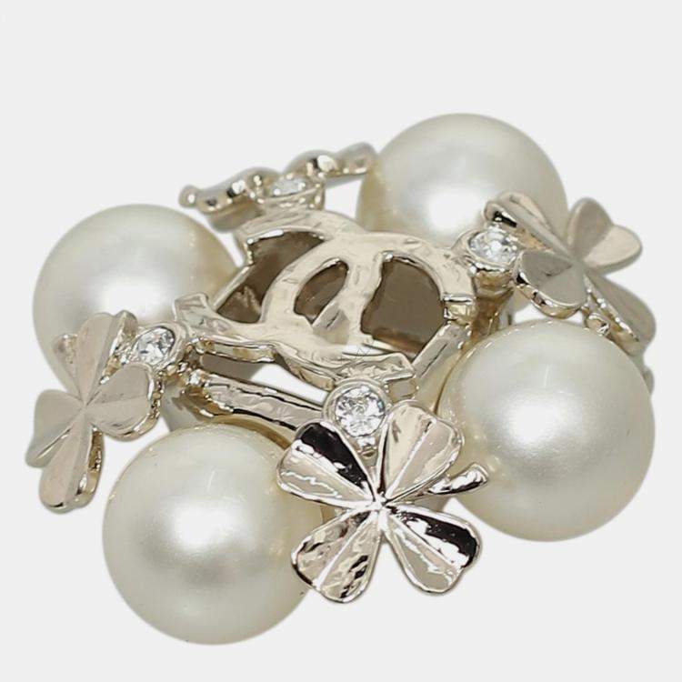 مملوكة مسبقًا Chanel CC Pearl Embellished Flower Brooch