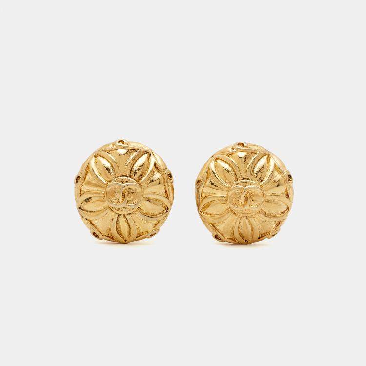 مملوكة مسبقًا Chanel CC Medallion Gold Tone Clip On Earrings