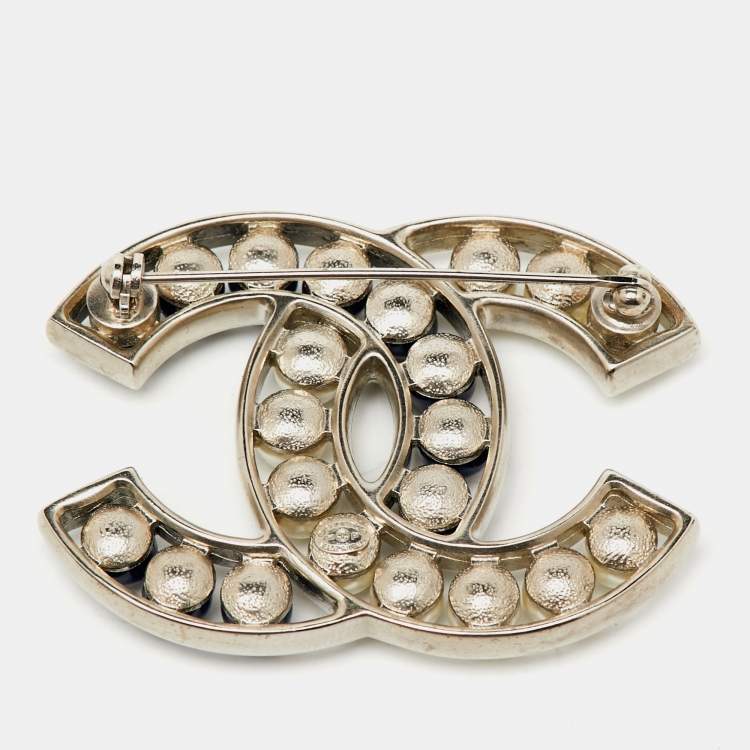 مملوكة مسبقًا Chanel CC Faux Pearl Blue Bead Pin Brooch