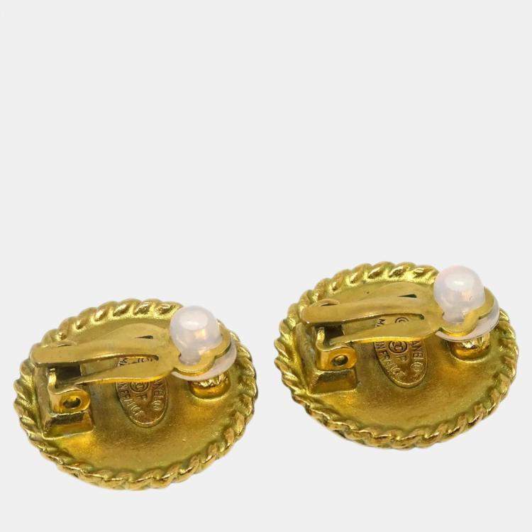 مملوكة مسبقًا Chanel Gold Black Button Clip-On Earrings 