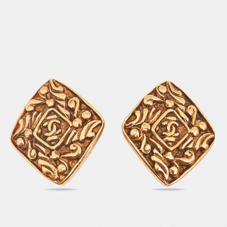 مملوكة مسبقًا Chanel CC Gold Tone Clip On Earrings