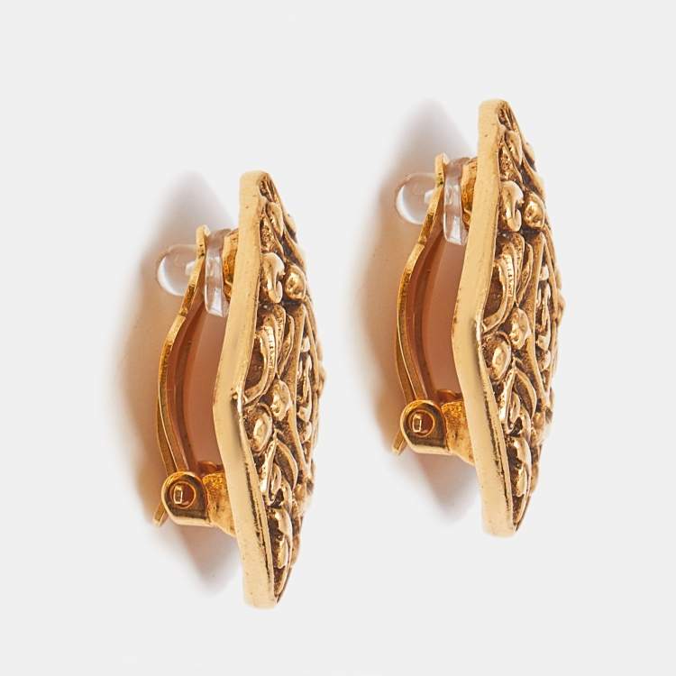 مملوكة مسبقًا Chanel CC Gold Tone Clip On Earrings