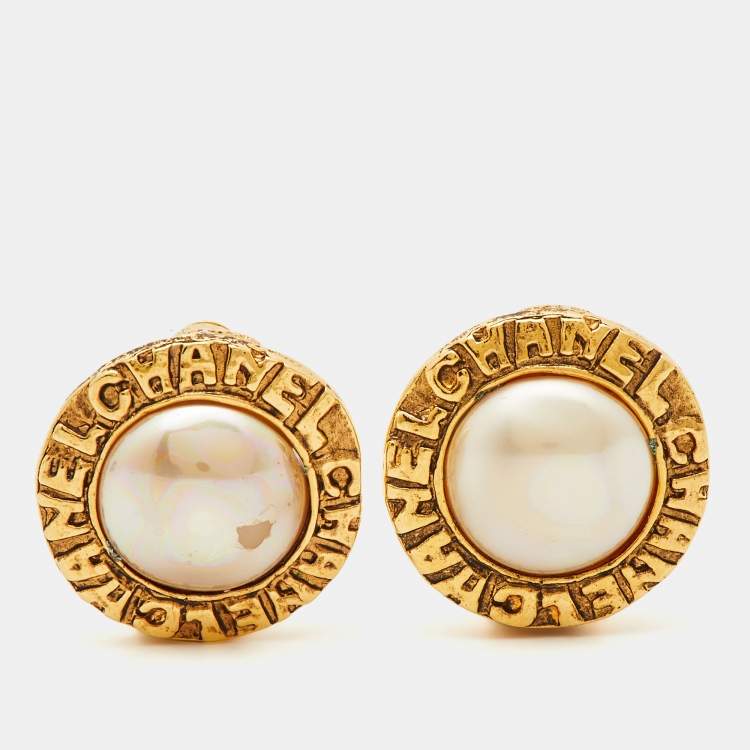 Pre Owned Chanel Faux Pearl Gold Tone Round Clip-on earirngs