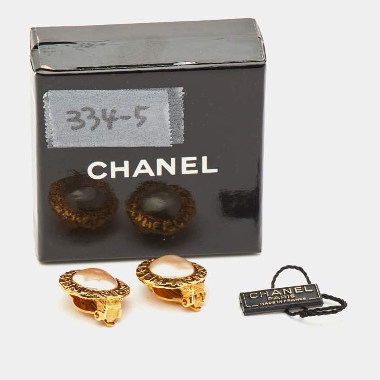 Pre Owned Chanel Faux Pearl Gold Tone Round Clip-on earirngs