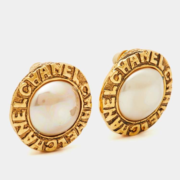 Pre Owned Chanel Faux Pearl Gold Tone Round Clip-on earirngs