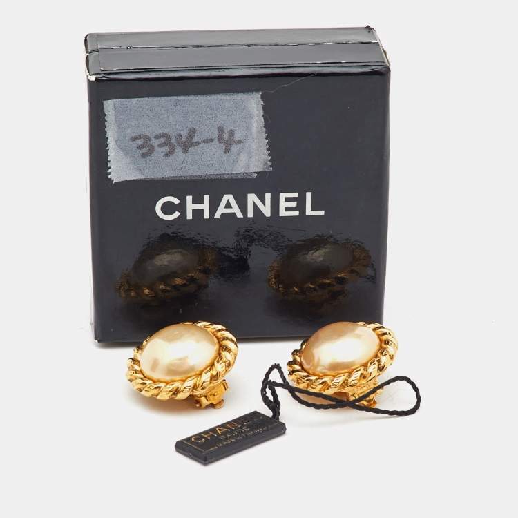 مملوكة مسبقًا Chanel Faux Pearl Gold Tone Round Clip-on Earrings