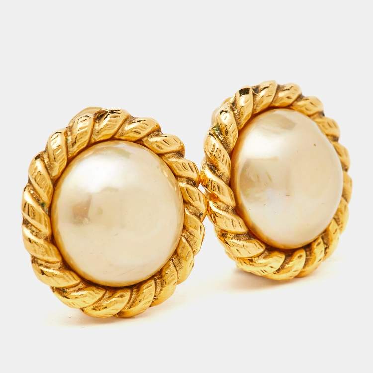 مملوكة مسبقًا Chanel Faux Pearl Gold Tone Round Clip-on Earrings