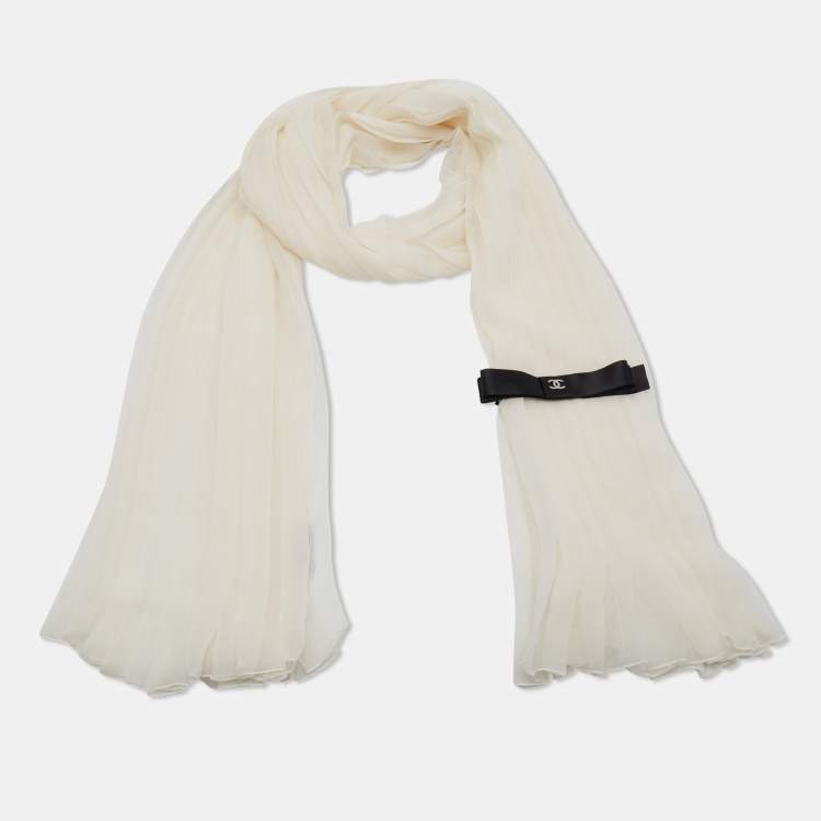 Pre Owned Chanel Off-White Silk Pleated Scarf 