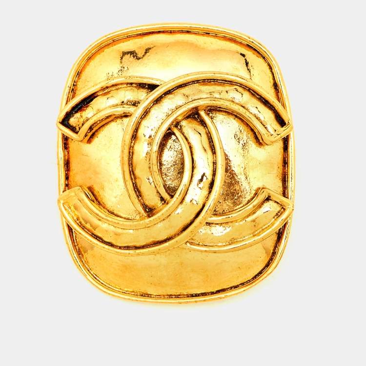 مملوكة مسبقًا Chanel CC Gold Tone Brooch