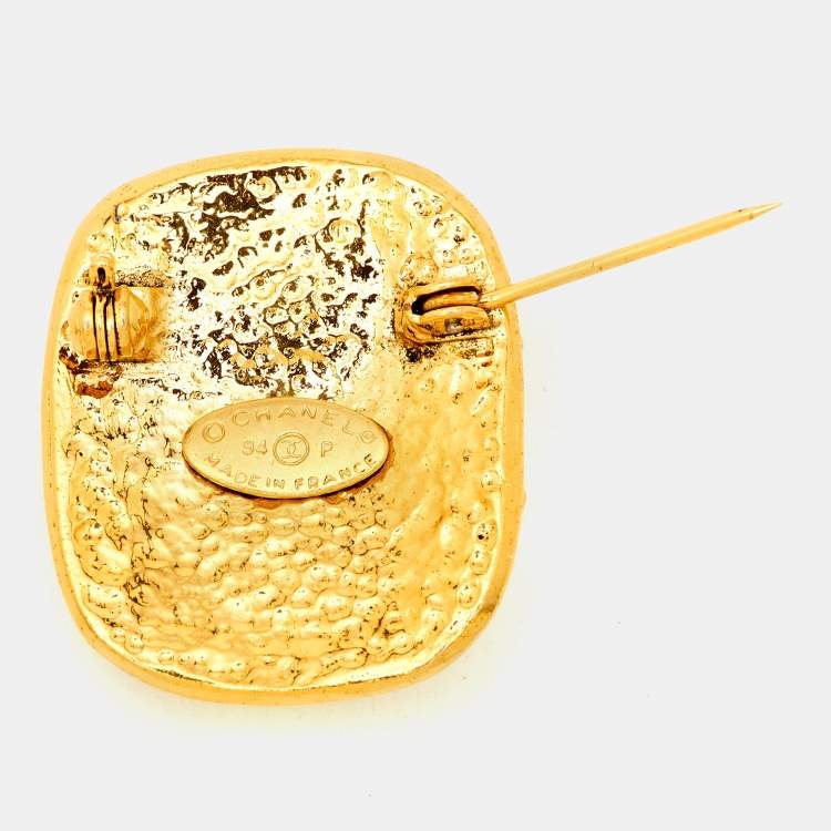 مملوكة مسبقًا Chanel CC Gold Tone Brooch