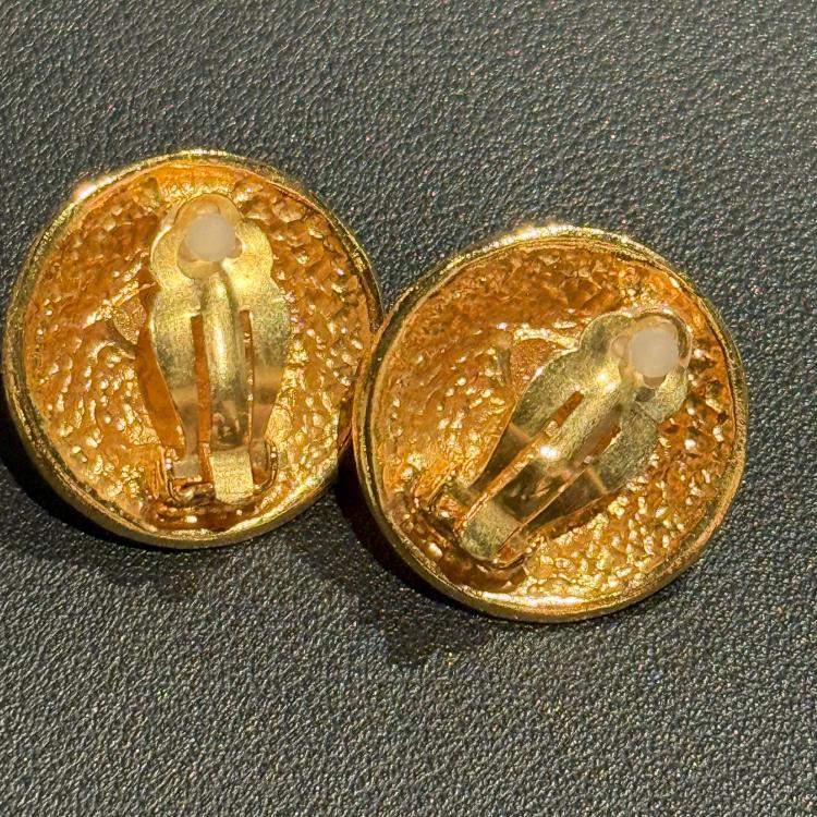 Pre Owned Chanel Vintage Cut Out Design with Pearl Clip On Earrings