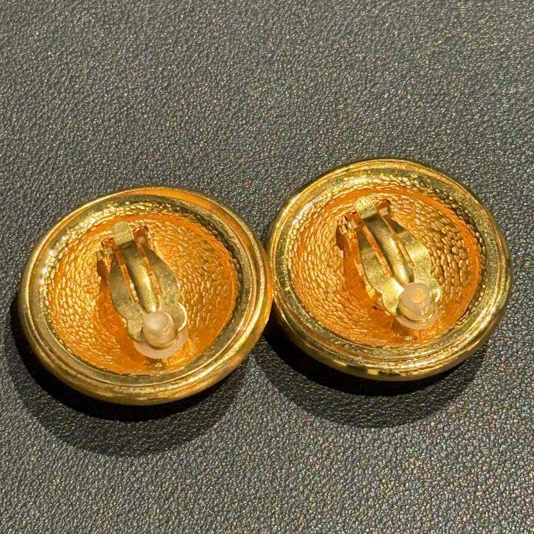 Pre Owned Chanel 93P Round Mirror CC Clip on Earrings