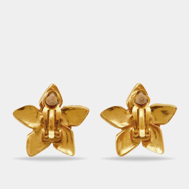 Pre Owned Chanel CC Flower Gold Tone Clip-on Stud Earrings