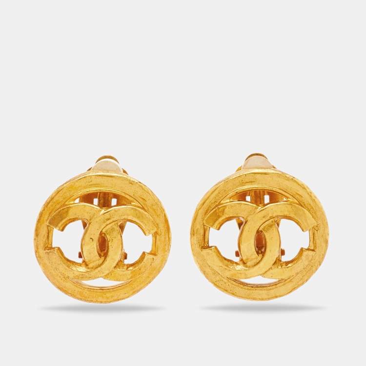 Pre Owned Chanel CC Gold Tone Round Clip-on Stud Earrings