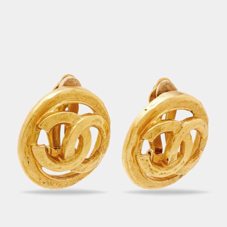 Pre Owned Chanel CC Gold Tone Round Clip-on Stud Earrings