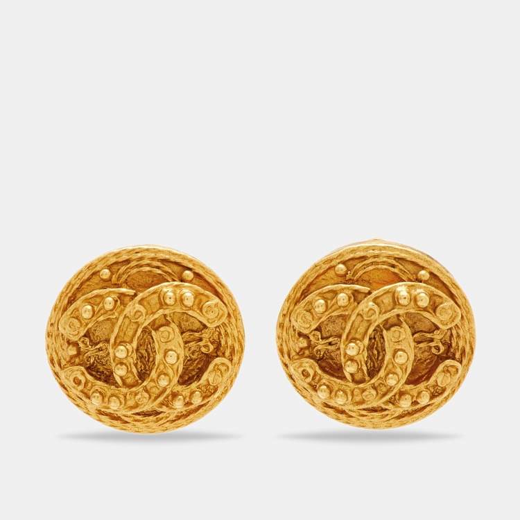 Pre Owned Chanel CC Gold Tone Textured Round Clip-on Stud Earrings