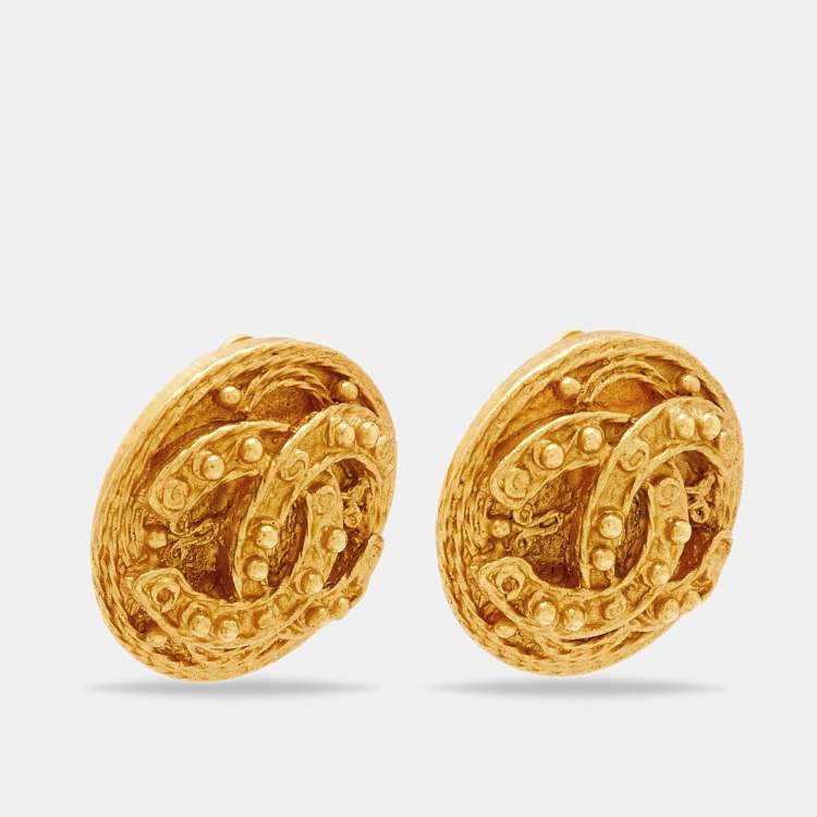 Pre Owned Chanel CC Gold Tone Textured Round Clip-on Stud Earrings