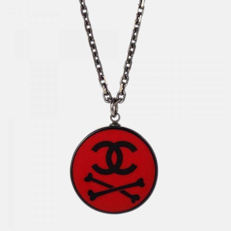 Pre Owned Chanel Medallion Silver Plated Metal Pendant Necklace 