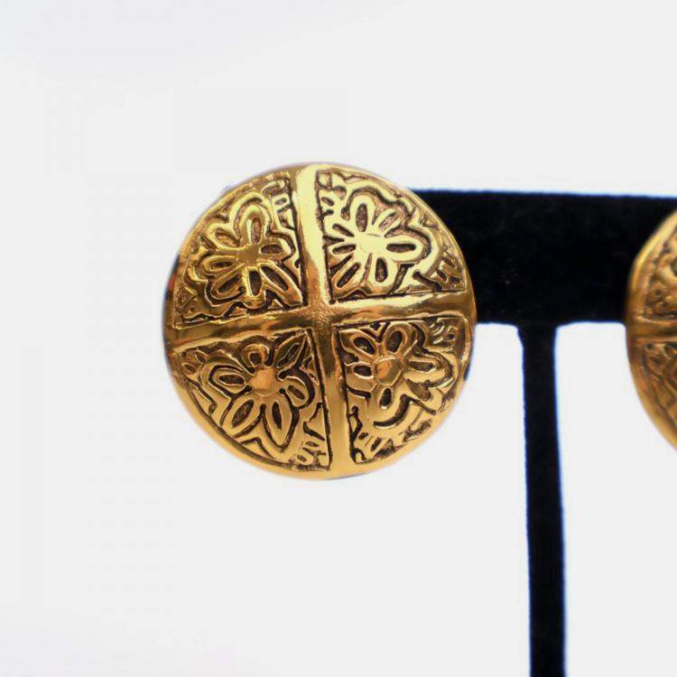 Pre Owned Chanel Vintage Gold Medallion Clip On Earrings