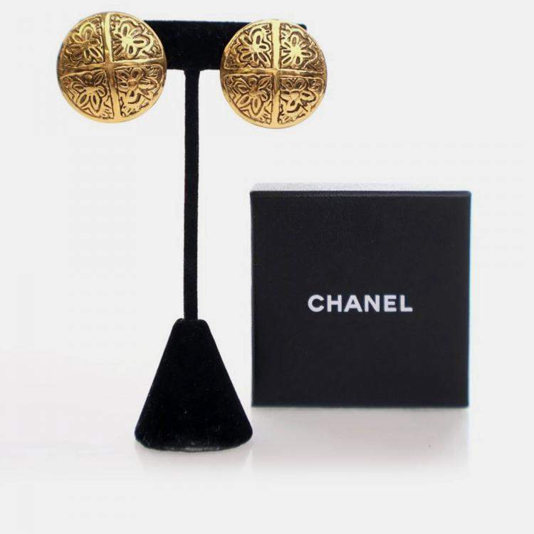 Pre Owned Chanel Vintage Gold Medallion Clip On Earrings