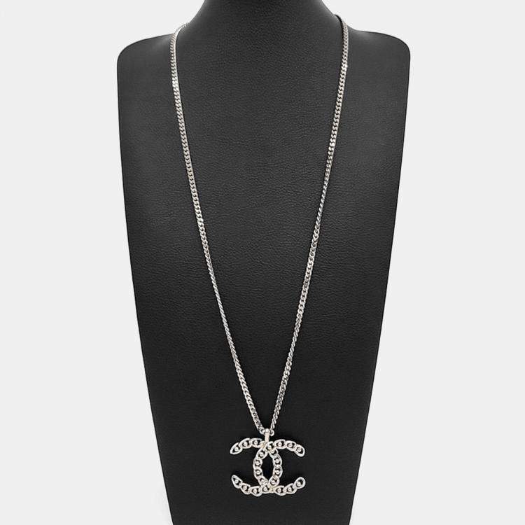 مملوكة مسبقًا Chanel Metal logo necklace