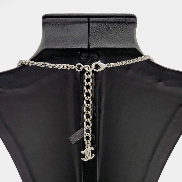 مملوكة مسبقًا Chanel Metal logo necklace