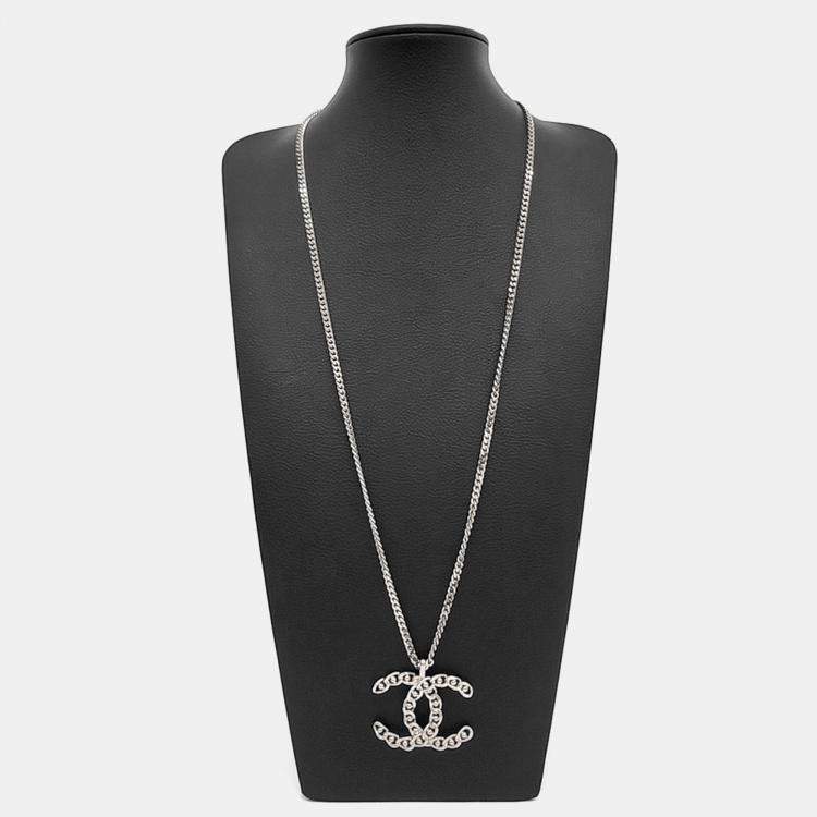 مملوكة مسبقًا Chanel Metal logo necklace