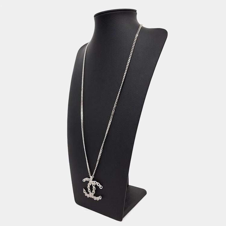 مملوكة مسبقًا Chanel Metal logo necklace