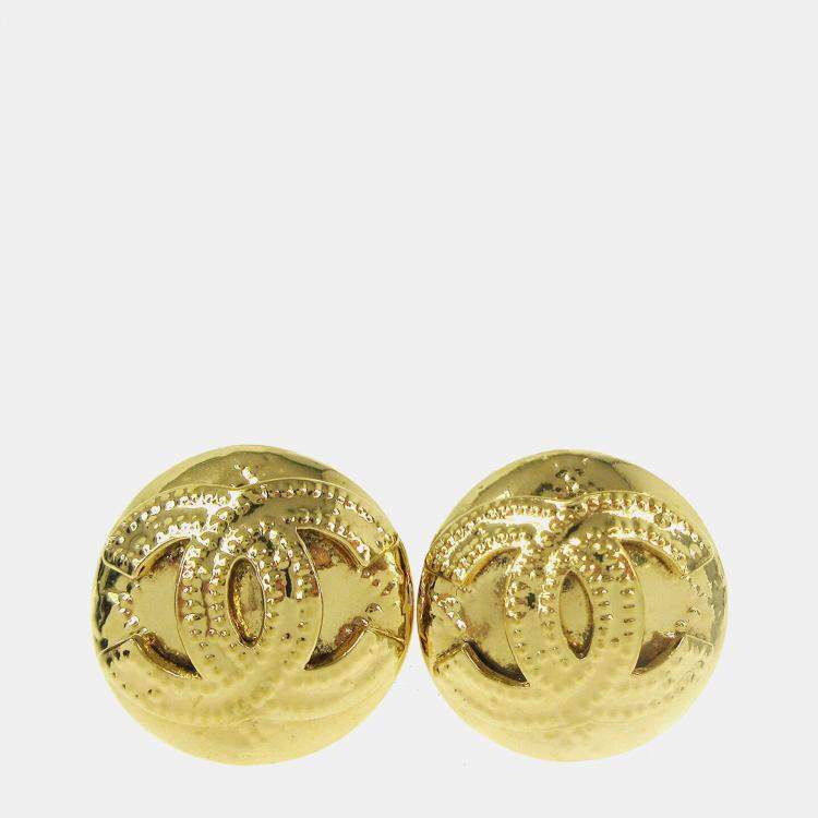 مملوكة مسبقًا Chanel Button Earrings Clip-On Gold