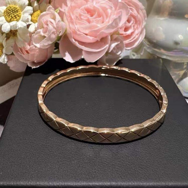 Pre Owned Chanel Coco Crush Wide Bracelet Gold Size S