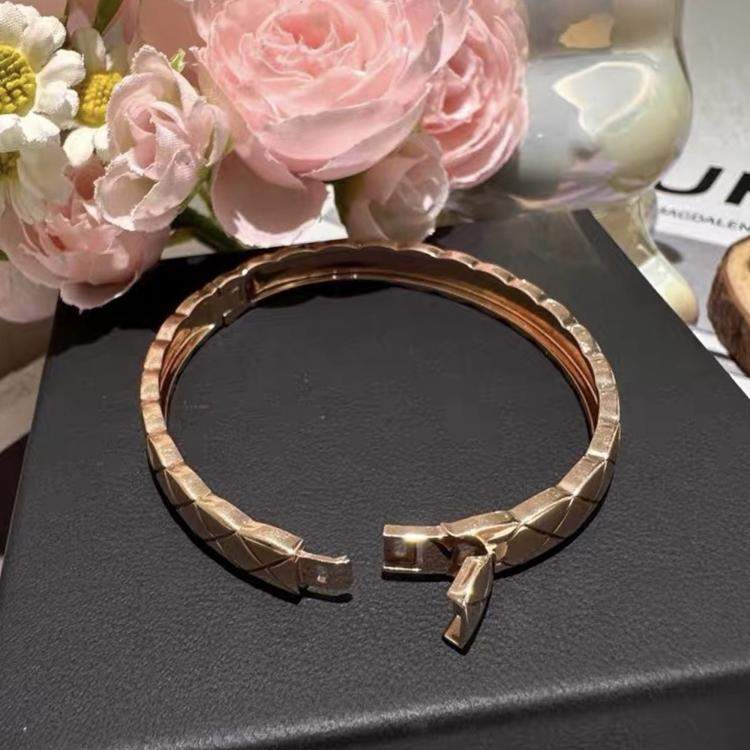 Pre Owned Chanel Coco Crush Wide Bracelet Gold Size S