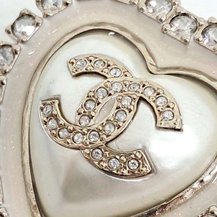 Pre Owned Chanel heart brooch
