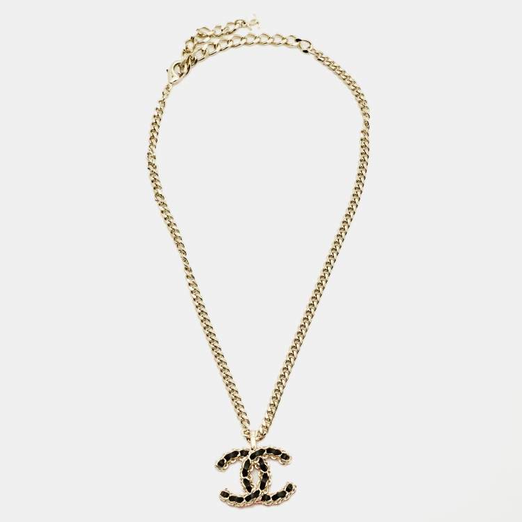 مملوكة مسبقًا Chanel CC Enamel Leather Gold Tone Necklace