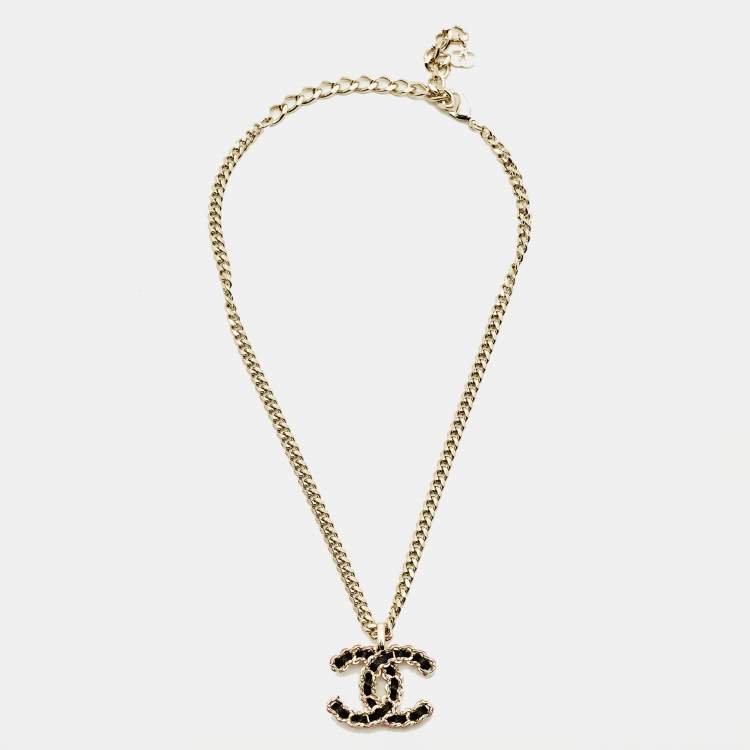 مملوكة مسبقًا Chanel CC Enamel Leather Gold Tone Necklace