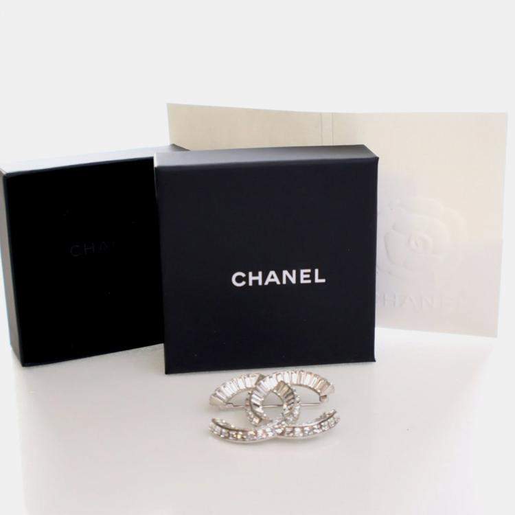 مملوكة مسبقًا Chanel Crystal CC Brooch