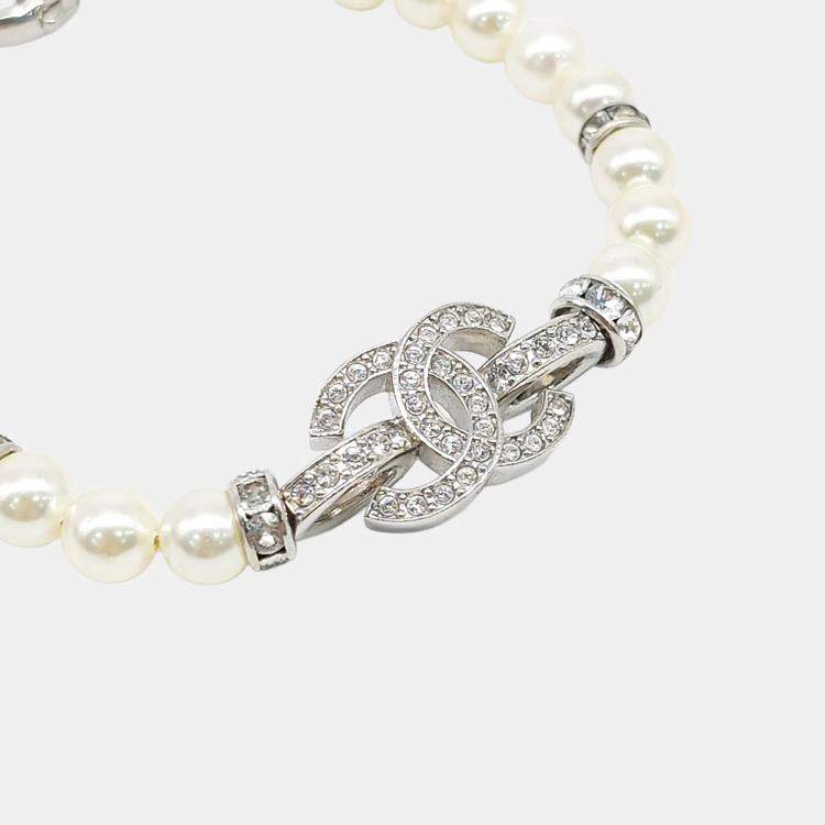 مملوكة مسبقًا Chanel logo pearl bracelet