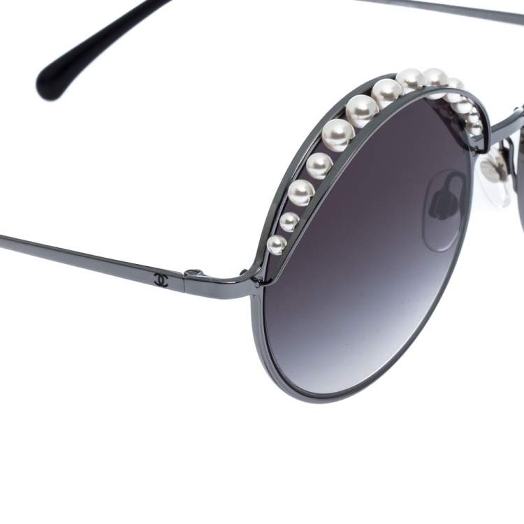 مملوكة مسبقًا Chanel Black Gradient 4234-H Pearl Round Sunglasses