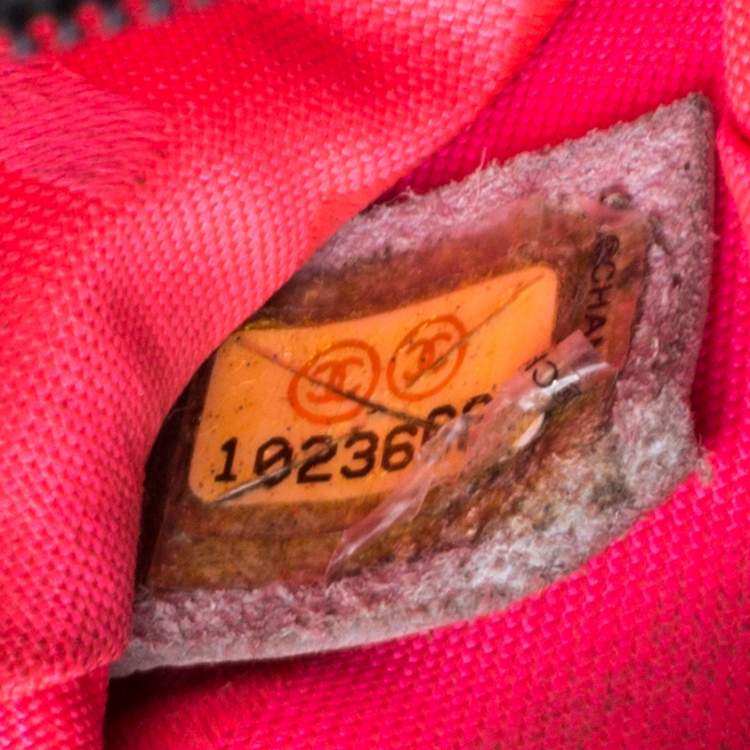 Pre Owned Chanel Black/White Quilted Leather Cambon Ligne Phone Case