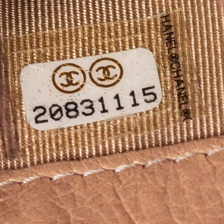 مملوكة مسبقًا Chanel Metallic Beige Quilted Leather Crossbody Phone Holder