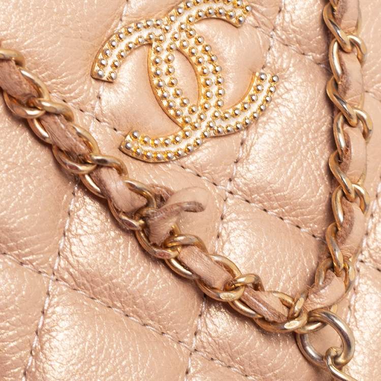 مملوكة مسبقًا Chanel Metallic Beige Quilted Leather Crossbody Phone Holder