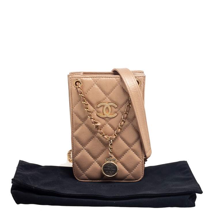 مملوكة مسبقًا Chanel Metallic Beige Quilted Leather Crossbody Phone Holder