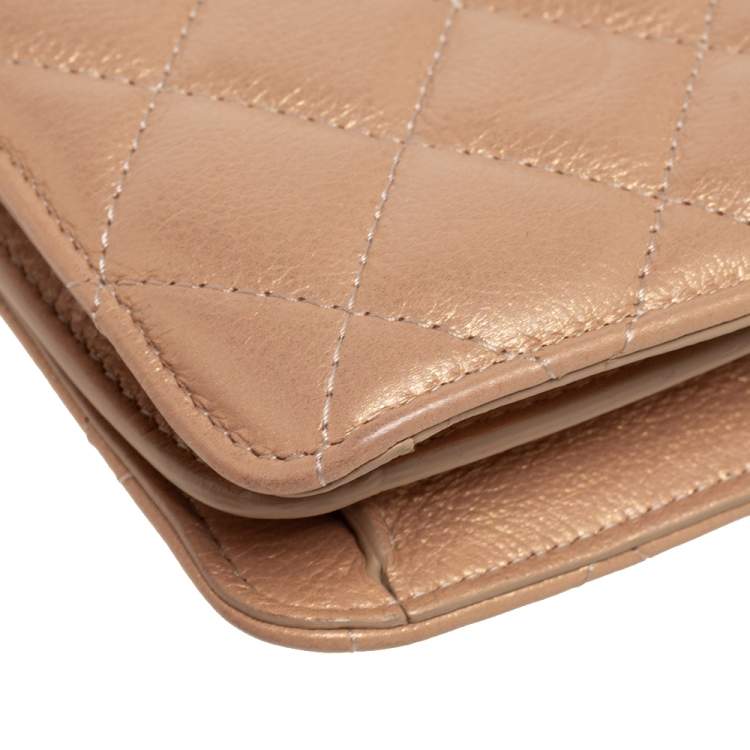 مملوكة مسبقًا Chanel Metallic Beige Quilted Leather Crossbody Phone Holder