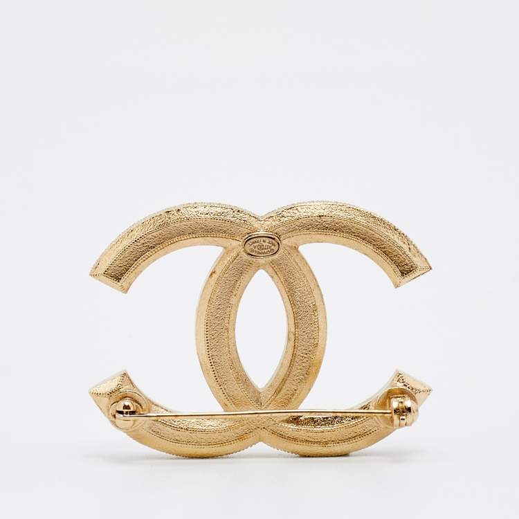 Chanel CC Logo pin brooch  Chanel jewelry, Pin logo, Women jewelry