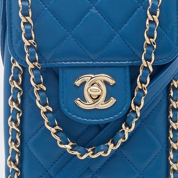 مملوكة مسبقًا Chanel Blue Quilted Leather CC Chain Phone Holder