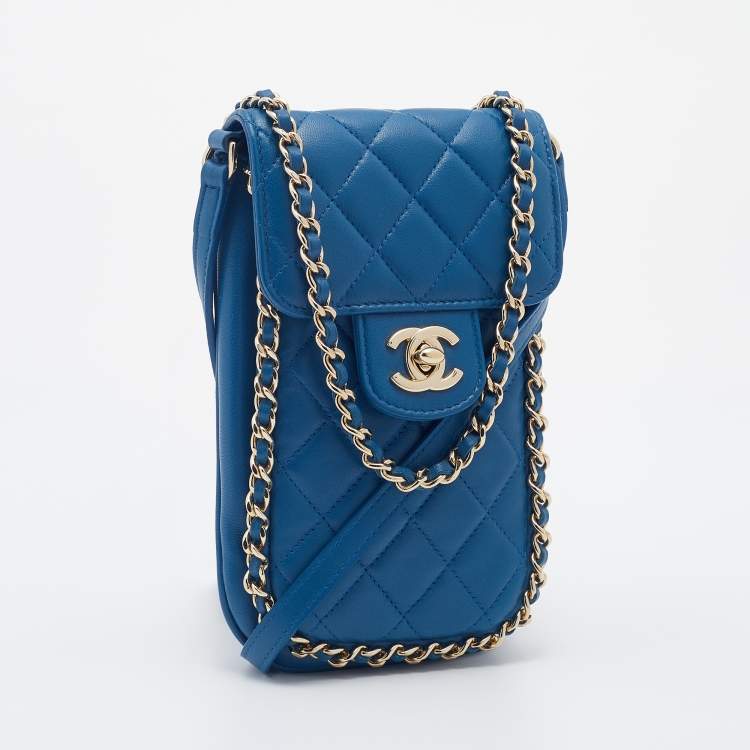 مملوكة مسبقًا Chanel Blue Quilted Leather CC Chain Phone Holder