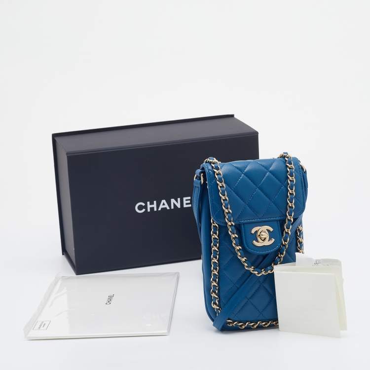 مملوكة مسبقًا Chanel Blue Quilted Leather CC Chain Phone Holder