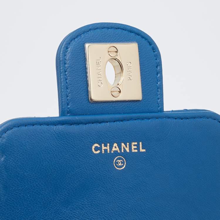 مملوكة مسبقًا Chanel Blue Quilted Leather CC Chain Phone Holder