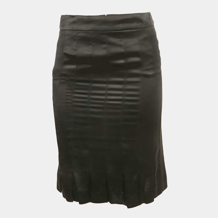 مملوكة مسبقًا Chanel Black Satin Flounce Knee-Length Skirt S